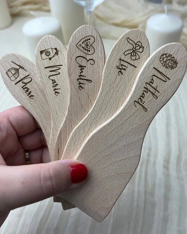 Spatules à raclette en bois gravées aux prénoms Pierre, Marie, Émilie, Lise et Mathaël, avec motifs montagne