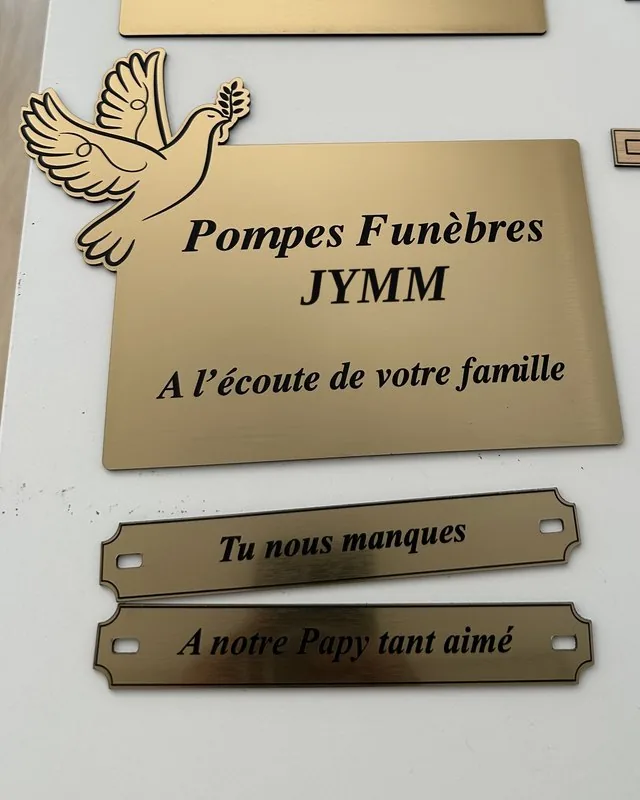 Plaque funéraire personnalisée gravée par Jymm, avec colombe, et inter funéraires « Tu nous manques »