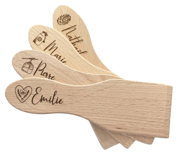 Lot de spatules à raclette en bois gravées aux prénoms Emilie, Pierre, Marie et Nathaël