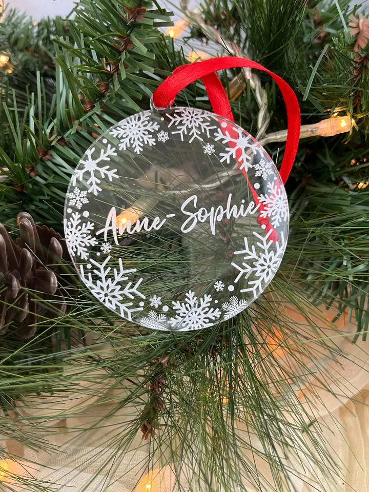 Suspension de Noël transparente gravée au prénom Anne-Sophie avec flocons, accrochée au sapin