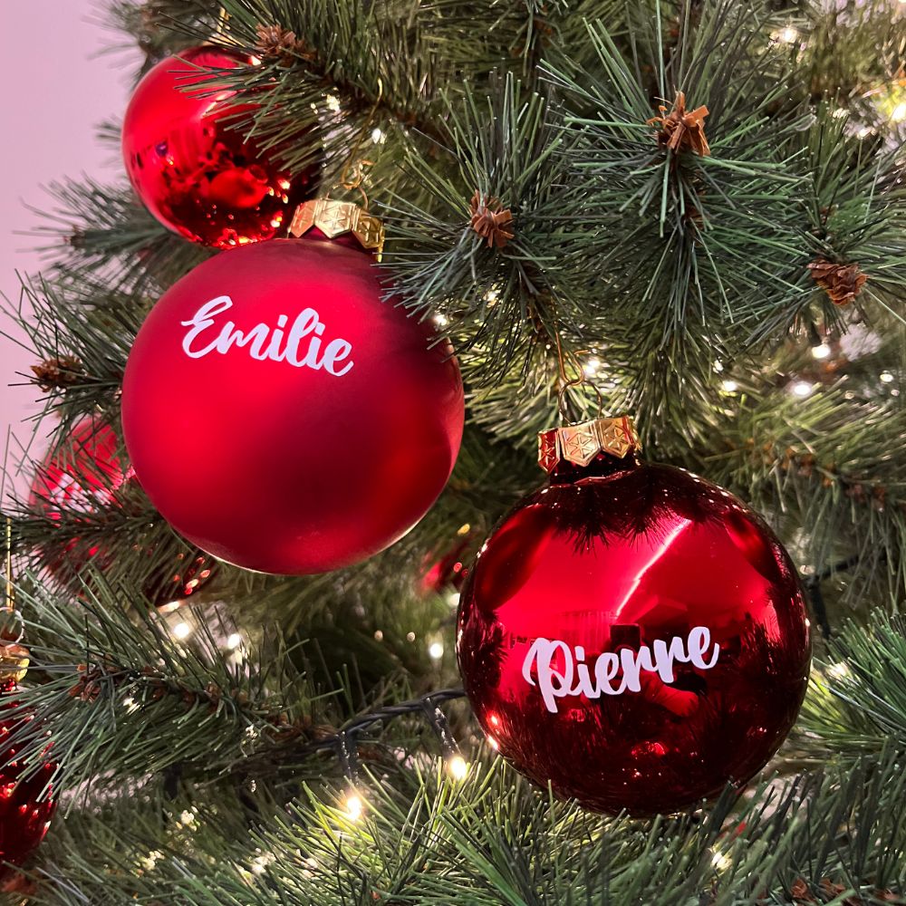 Boule de Noël en verre rouge mat personnalisée – 8 cm