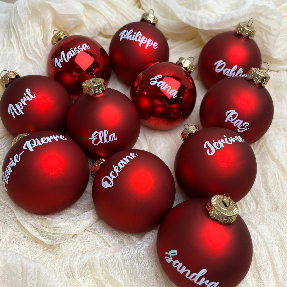 Boule de Noël en verre rouge mat personnalisée – 8 cm