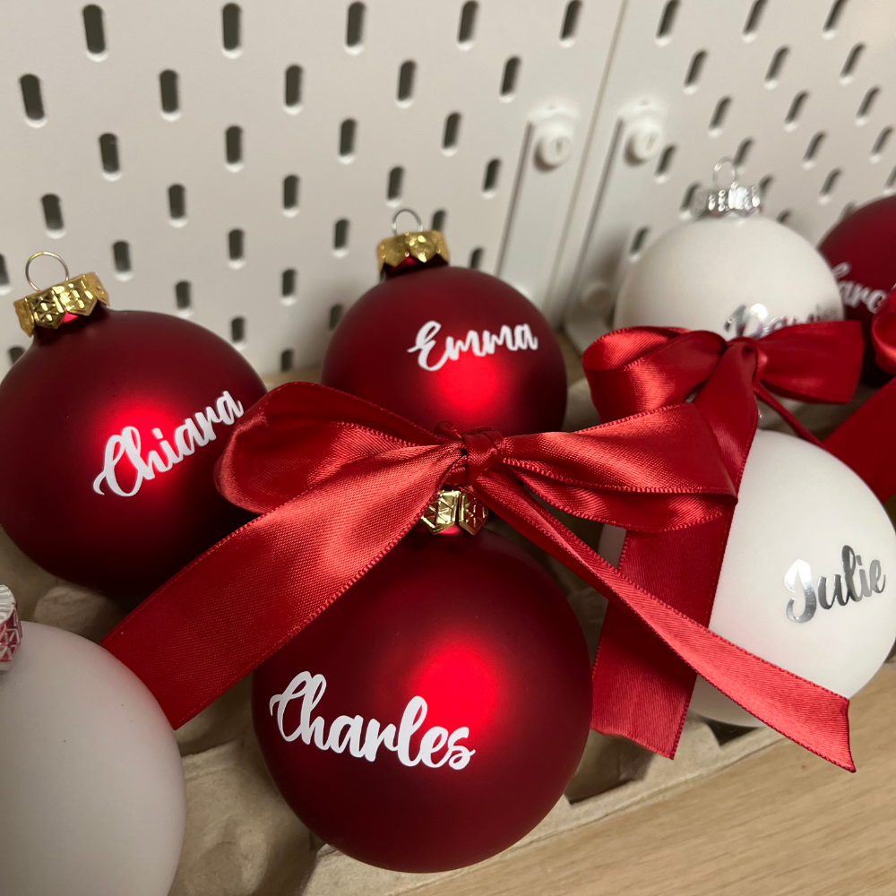 Boule de Noël en verre blanc mat personnalisée – 8 cm
