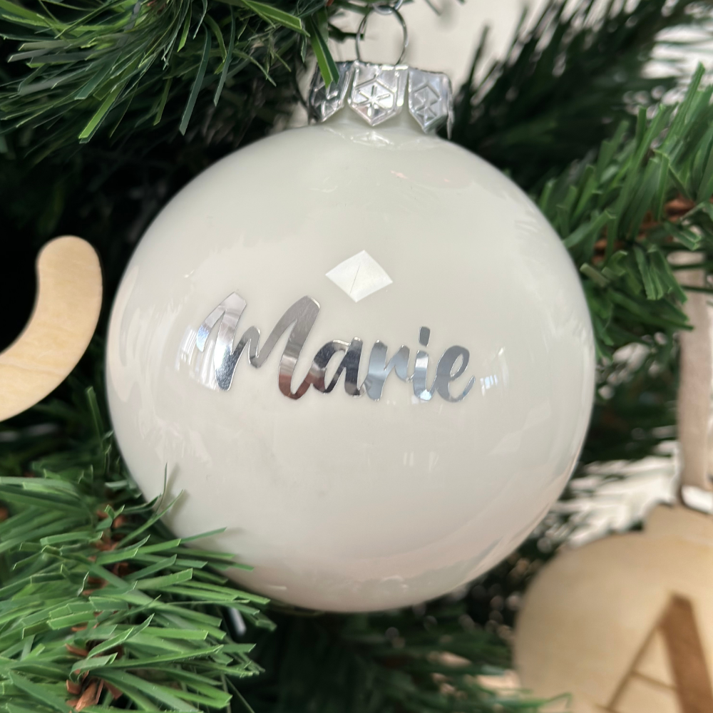 Boule de Noël en verre blanc mat personnalisée – 8 cm