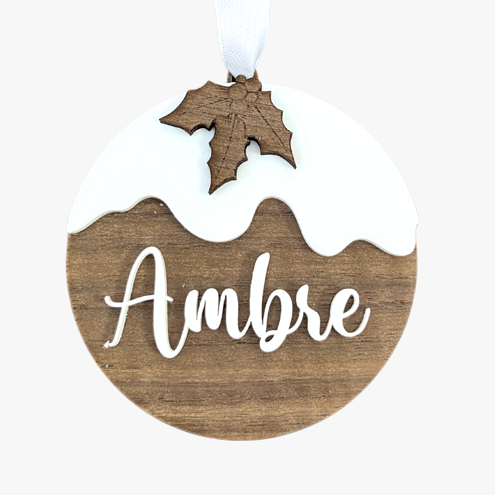 Boule de Noël en bois de noyer personnalisée – Effet neige et houx 8 cm